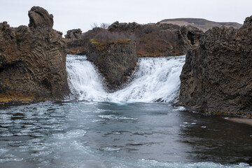 Hjálparfoss - Wasserfall des Flusses Fossá í Þjórsárdal nahe Fluðir im Süden Islands. /...