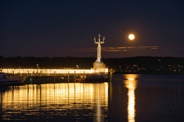 Fototapeta na wymiar Konstanz am Bodensee, Vollmond über dem beleuchteten Hafen