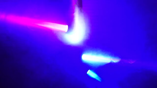 Movimiento de luces rgb de una discoteca. Se aprecia el humo y los movimientos de los efectos luminosos.