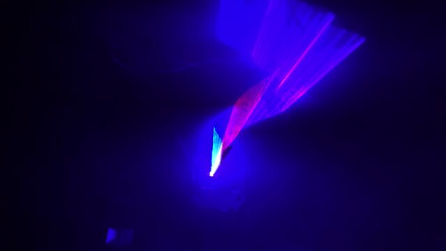 Movimiento de luces rgb de una discoteca. Se aprecia el humo y los movimientos de los efectos luminosos.