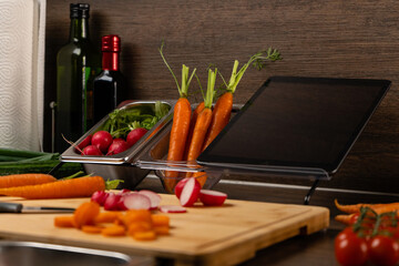 Küche mit Schneidebrett und Gemüse und Tablett