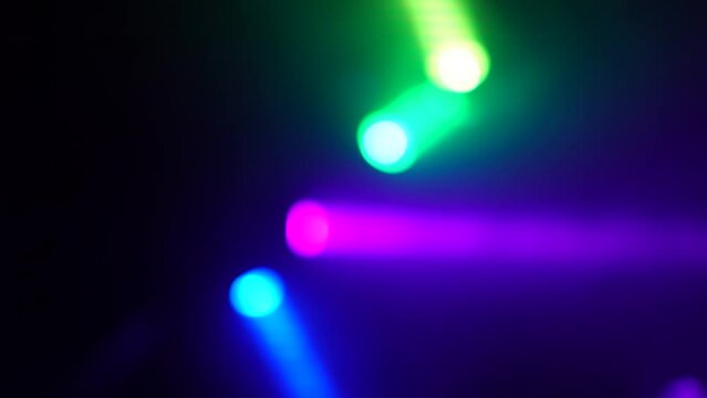 Movimiento de luces rgb de una discoteca. Se aprecia el humo y los movimientos de los efectos luminosos.
