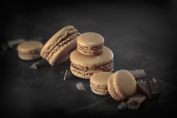 macaron au chocolat sur fond noir