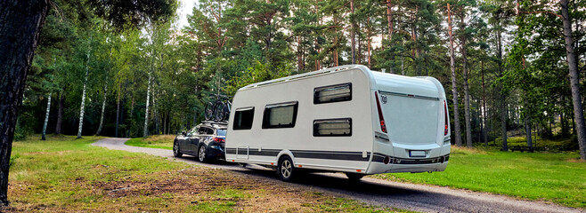 Camping Urlaub Camper Wohnmobil und Wohnwagen in der Natur