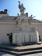 Obraz premium Ein Gedenkstein mit Engeln in Melk.