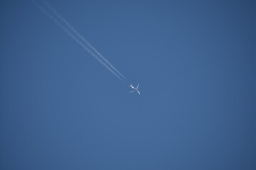 真っ青な空と飛行機雲