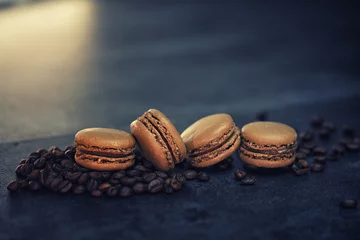 Rolgordijnen macaron au chocolat sur fond noir © guy