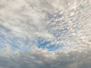 Nubes en un cielo azul