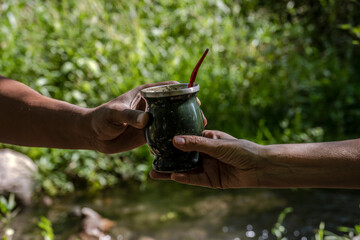 Hands passing a mate in nature © Uri Gordon