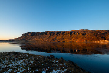 Abenddämmerung am Hvalfjörður/Hvalfjördur (Walfjord) mit dem Þyrill nahe Borgarnes. / Dusk at...
