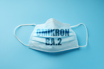 Medizinische Schutzmaske mit Schriftzug Omikron BA.2