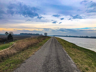 Fototapeta premium lungo il fiume Po
