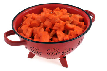 Passoire remplie de carottes coupées en gros plan sur fond blanc