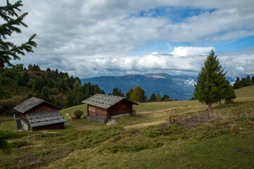 Fototapeta na wymiar Almhütte Dolomiten (Seiseralm)