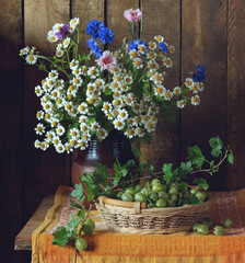 Still life with a bouquet of daisies and cornflowers.
