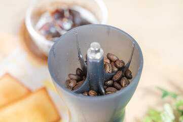 Fototapeta na wymiar コーヒー豆を挽く