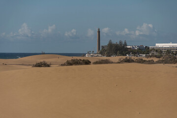 Fototapeta na wymiar Vista de las dunas y del Faro de Maspalomas en la isla de Gran Canaria, España