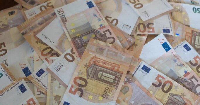 Lluvia de billetes con dinero en euros en efectivo