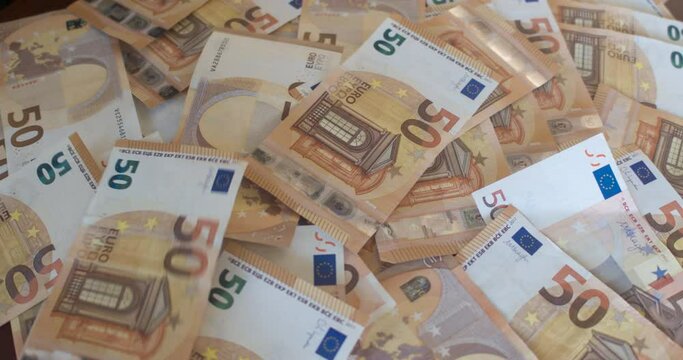 Lluvia de billetes con dinero en euros en efectivo