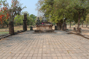 Fototapeta premium ruined buddhist temple (Wat Phra Phai Luang) in sukhothai (thailand) 
