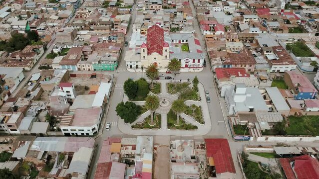 hermoso parque peruano andino junto a una iglesia de junin peru tarma 
beautiful peruvian andean park