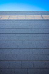 目の前にそびえる石の壁と青空