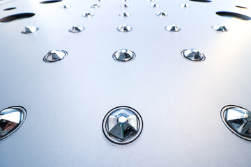 金属の鋲が打たれた壁