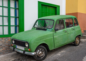 Renault R4 Oldtimer Auto aus Frankreich im VALLE GRAN REY, LA GOMERA, Kanarische Inseln: im pittoresken Künstlerdorf El Guro