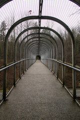 ponte de pedestre coberta com tela