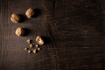 Walnüsse auf altem Holzbrett in der Draufsicht