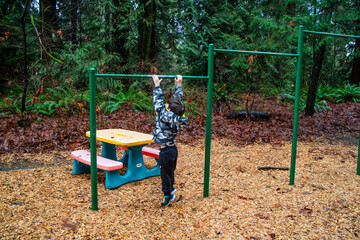 Garoto brincando em um parque da cidade de Vancouver 