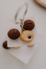 Cookies auf der Etagere am Buffet
