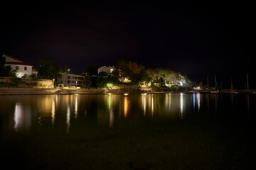 Fototapeta na wymiar Blick auf den Strand Punta Di Galetto bei der Altstadt von Krk an der Adria in Kroatien in der Nacht