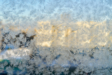Eisblumen an einem Fenster bei kaltem Wetter im Winter - 487648731