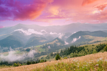 Obraz premium Beautiful dramatic sunset. pink sky above mountains