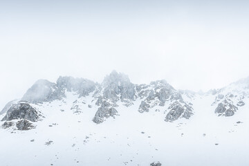 Obraz premium il versante laziale del parco nazionale di abruzzo lazio e molise (le mainarde) in una giornata nebbiosa