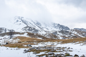 il versante laziale del parco nazionale di abruzzo lazio e molise (le mainarde) in una giornata nebbiosa