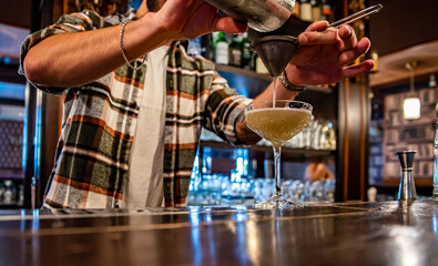 man hand bartender making cocktail on the bar counter