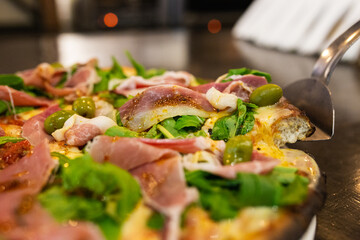 raw ham pizza and rucula