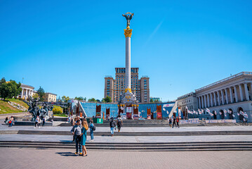 Kyiv, Ukraine. July 20, 2021. Maidan Maydan Nezalezhnosti statue on top of column at Independence Square - obrazy, fototapety, plakaty