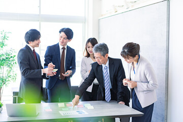 オフィスでディスカッションをするビジネスパーソンたち