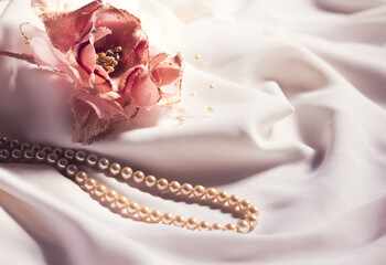 ピンクの花のコサージュとパールのネックレス pink flower corsage and pearl...