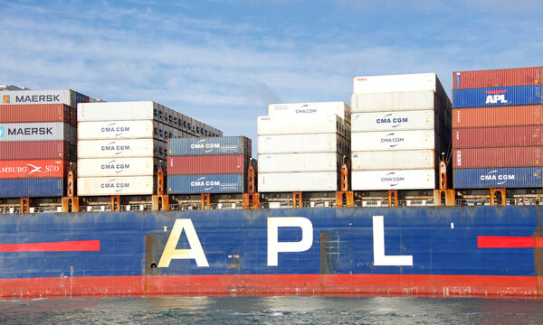 Oakland, CA - Feb 14, 2022: APL cargo ship PRESIDENT CLEVELAND entering the Port of Oakland. American President Lines&nbsp;is the worlds 7th largest container transportation and shipping company.&nbsp;