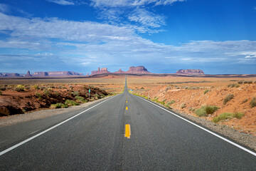 Fototapeta na wymiar The Road to Monument Valley