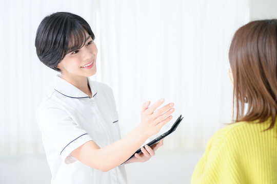 Image of an esthetician or nurse giving a counseling session