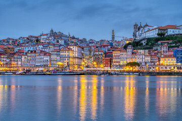Fototapeta na wymiar The beautiful old town of Porto with the river Douro at twilight