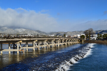 Fototapeta na wymiar 元旦の雪化粧した京都市嵐山の渡月橋03