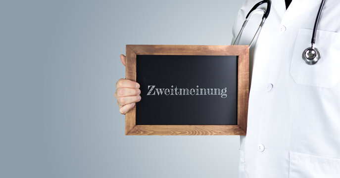 Ärztliche Zweitmeinung. Arzt zeigt Begriff auf einem Holz Schild. Handschrift auf Tafel