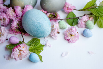 Fototapeta na wymiar Easter eggs with cherry blooming. spring mood