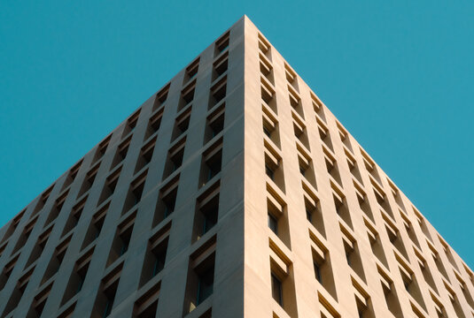 Contrapicado de edificio moderno limpio y minimalista de oficinas como una pir&aacute;mide en la ciudad de la justicia